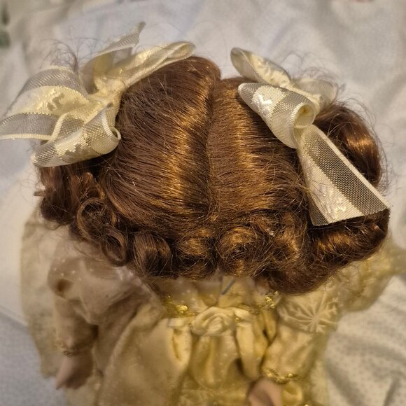 Seated Musical Doll. Her head moves while music plays. - Picture 4 of 8